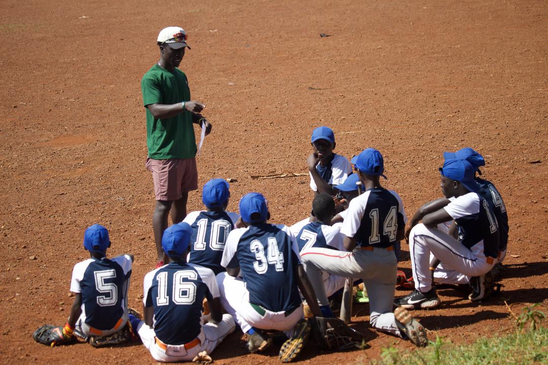 Spelers en IMANI baseball op het veld in Oeganda